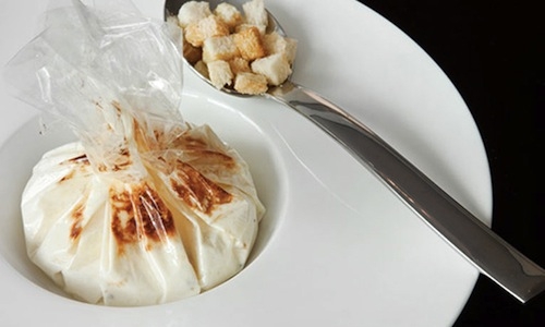 Uovo in gabbia con salsa di latte e parmigiano al tartufo bianco e nero noH2o (disidtratato), piatto simbolo di Fulvio Siccardi, cuoco già con una stella sia alle Clivie di Piobesi sia ai Conti Roero, entrambi in Piemonte. Da febbraio è chef al Da Noi In, ristorante del Magna Pars Suites, via Forcella 6 a Milano, +39.02.8338371