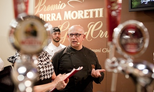 Claudio Sadler tiene banco allo stand di Birra Moretti. Il cuoco trentino di adozione milanese è tra i precursori della birra in cucina, un pensiero ampiamente esplorato dall'azienda pluricentenaria, negli spazi di Identità Milano e accanto alla cucina del Milano Food & Wine Festival (foto di Sonia Santagostino)