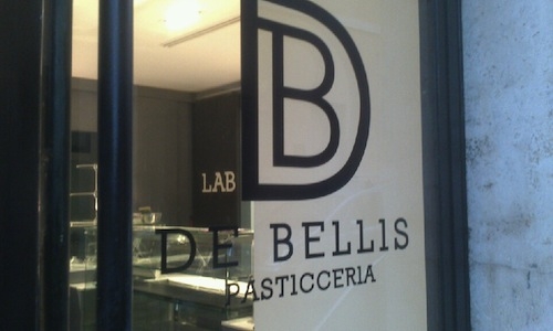 The window of Andrea De Bellis&rsquo;s new pastry-shop in Piazza del Paradiso in Rome. After a series of experiences in Spain (Torreblanca, Adria and Roca) and after signing the desserts at the Majestic and the Open Baladin, the 34 year old is ready for his challenge in the lead role