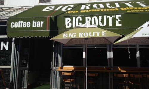 L'ingresso di Big Route, sulla&nbsp;Main Road di&nbsp;Greenpoint a Cape Town, telefono&nbsp;+27.(0)21.4332530. Gestita da&nbsp;due simpatici ragazzi italo-sudafricani, Adriano e Alfredo, si spinge ben oltre i limiti folcloristici di altre pizzerie sudafricane dai nomi improbabili come Col Cacchio o Cornuti al Mare