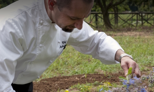 Un immagine di Michelino Gioia, dal 2003 alla guida del&nbsp;The Cesar, ristorante con una stella Michelin&nbsp;del relais & ch&acirc;teaux La Posta Vecchia, telefono&nbsp;+39.06.9949501. Campano, classe 1974, prima di approdare a Palo Laziale (Roma), ha fatto esperienza al&nbsp;Four Seasons di Milano, all&rsquo;Hotel Eden di Roma e cucinato al fianco di colleghi come&nbsp;Alain Ducasse e Gaetano Trovato&nbsp;(fotogallery De Cesare Viola)