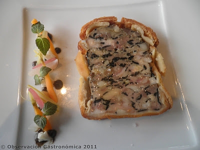 Pâté en croûte con lamelle di tartufo e verdure marinate (foto Regol)