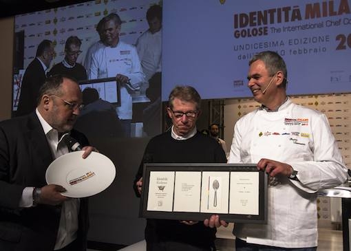 <p>Premiato <i>Identità Naturali </i>a <b>Pietro Leemann</b>, ristorante <i>Joia</i> di Milano, premiato da <b>Lucio Cavazzoni </b>di <i>Alce Nero </i>con <b>Paolo Marchi</b></p>