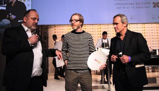 <p>E' del canadese <b>Daniel Burns</b>, chef del ristorante <i>Luksus</i> di Brooklyn a New York il vincitore del <i>Premio Birra in cucina</i>. Lo premia <b>Alfredo Pratolongo</b>, direttore Comunicazione e Affari istituzionali di <i>Heineken Italia<br />
</i></p>