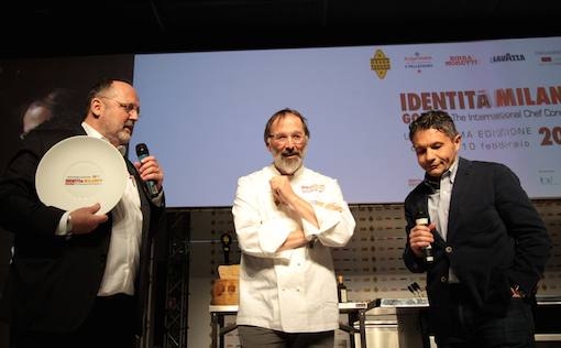 <p><b>Norbert Niederkofler</b> del ristorante <i>St. Hubertus</i> di San Cassiano (Bolzano) è il vincitore del <i>Premio Tipicità italiana in cucina</i>. Premia <b>Michele Cannone</b>, direttore marketing Food Service di <i>Lavazza</i></p>