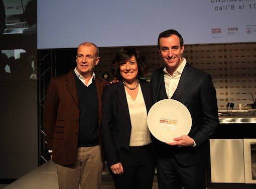 <p>Premio <i>Identità di Sala</i> a <b>Will Guidara </b>di <i>Eleven Madison Park</i>, consegnato da <b>Carmen Moretti </b>e <b>Martino De Rosa</b> di <i>AtCarmen</i></p>