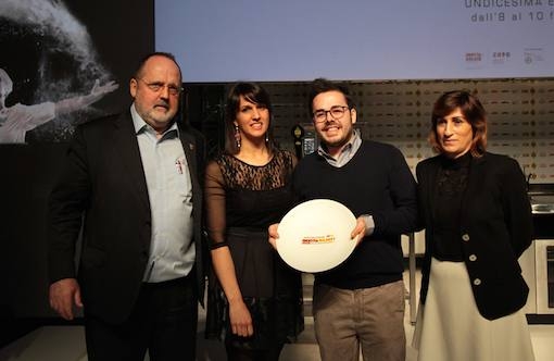 <p><i>Il giovane dell'anno</i> è <b>Oliver Piras </b>del ristorante <i>Aga</i> di San Vito di Cadore (Belluno), qui con la compagna <b>Alessandra Del Favero</b>. Premia <b>Barbara D'Amico</b> marketing manager di <i>Acqua Panna-S.Pellegrino</i></p>
