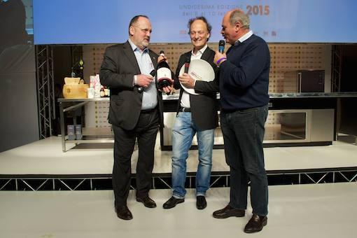 <p><b>Moreno Cedroni </b>della <i>Madoninna del Pescatore </i>di Senigallia (Ancona) è l'<i>Artigiano del Gusto</i>. Lo premia per <i>Fontanafredda</i> <b>Oscar Farinetti</b>, patron di <i>Eataly</i></p>