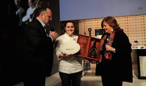 <p><b>Cristina ZIliani</b>, responsabile della comunicazione per <i>Guido Berlucchi</i>, premia <b>Caterina Ceraudo</b>, chef di <i>Dattil</i>o a Strongoli (Crotone) e <i>Identità Donna 2015</i></p>