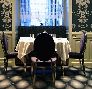 La mise-en-place dell'Onyx, insegna con una stella Michelin