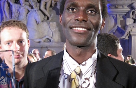 Il ritratto felice di Alì, il lavapiatti del Gambia al quale due anni fa le autorità inglese negarono il visto di ingresso. Alì si perse così la cerimonia dei 50 Best 2010, la prima vinta dal Noma