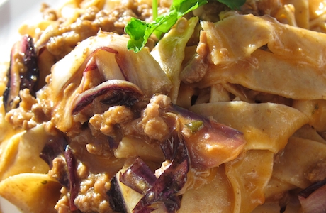 Un primo piatto a Baita Fraina: le Tagliatelle integrali al ragù di agnello e spadone di Treviso