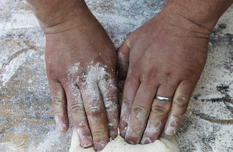 Le mani di Gabriele Bonci al lavoro