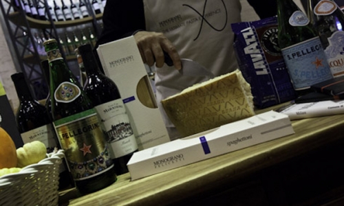 Il corner delle eccellenze di Identit&agrave;, allestito ieri mattina nella Piazza al centro del megastore Eataly di Oscar Farinetti sulla Quinta Strada a Manhattan. Eataly domani e marted&igrave; ospiter&agrave; la seconda edizione di Identit&agrave; New York.