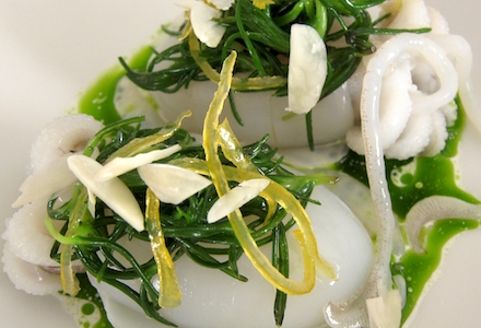 Crudo di allievi con salsa di mandorle e basilico, limone e agretti