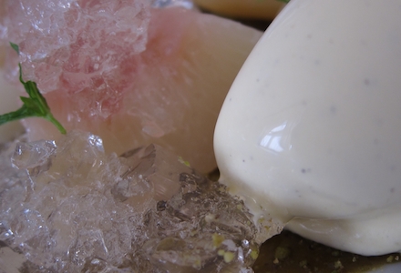"Aspic" di pesca bianca con mandorla, pistacchio e vaniglia
