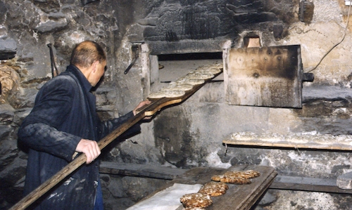 Ur-Paarl, l'antico pane di segale della val Venosta, pronto per essere infornato. L'antica ricetta, passibile di numerose varianti, &egrave; portata avanti in zona da un gruppo di panettieri della zona tra cui il panificio Schuster di Burgusio, +39.0473.831110