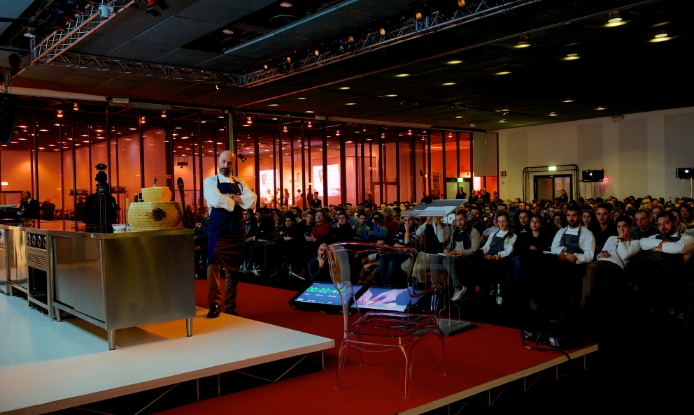 Una foto della decima edizione di Identità Milano: sul palco Niko Romito, chef del tristellato Reale a Castel di Sangro (L'Aquila). Foto Brambilla-Serrani