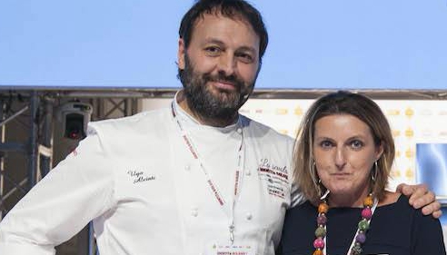 <p><strong>Ugo Alciati</strong> di <em>Guido </em>a Serralunga d'Alba (Cuneo) è premiato da <strong>Sara Peirone</strong>, top gastronomy manager di <em>Lavazza</em>.</p>