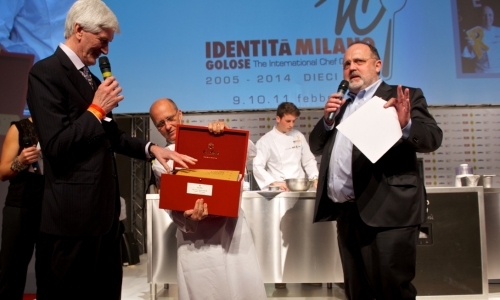 <p><b>Heinz Beck</b>, chef della Pergola a Roma, premiato <i>Cuoco dell'anno</i> da <b>Casimiro Maule</b> direttore della cantina <i>Nino Negri </i>del <i>Gruppo Giv</i>. Con loro <b>Paolo Marchi</b></p>