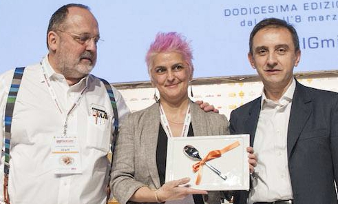 <p>Il premio Identità Nuove Sfide è stato assegnato a <strong>Cristina Bowerman</strong> di <em>Glass Hostaria</em> (Roma). A premiarla, <strong>Ezio Balarini</strong>, group chief marketing officer di <em>Autogrill</em>.</p>