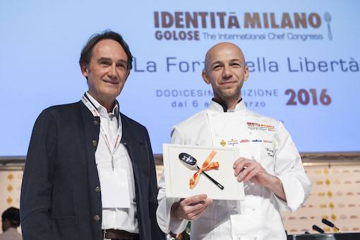 <p><strong>Riccardo Camanini </strong>del <em>Lido 84</em> di Gardone Riviera (Brescia), stringe tra le mani il premio Creatività in cucina. A consegnarglielo, <strong>Piero Gabrieli </strong>di <em>Molino Quaglia</em>.</p>