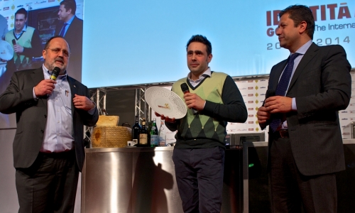 <p>Il presidente dell'<i>Ente bilaterale nazionale del turismo</i> e vicepresidente di<i> Fipe</i> <b>Alfredo Zini </b>consegna il premio <i>Identità Vincenti a Milano</i> a <b>Daniel Canzian</b>, chef e patron del ristorante <i>Daniel</i> a Milano. Con loro <b>Paolo Marchi</b></p>