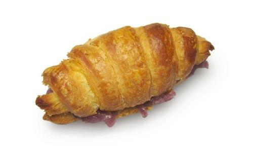Il Croissant con foie gras e cipolla di Tropea caramellata di Ivan Milani, chef da un anno al San Quintino Resort di Busca (Cuneo), telefono&nbsp;+39.0171.933743, una lieta sorpresa piemontese (le foto dei piatti sono di Bob Noto)

