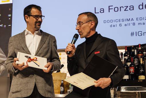 <p>Il Cuoco dell'anno è <strong>Antonio Guida</strong>, del ristorante <em>Seta del Mandarin Oriental</em> di Milano. Ha premiato <strong>Fabio Nard</strong>, direttore vendite Italia <em>Gruppo Italiano Vini</em>.</p>