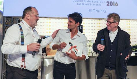 <p>Il Premio Identità Naturali è stato assegnato allo chef crudista statunitense <strong>Matthew Kenney</strong>. Lo ha premiato <strong>Lucio Cavazzoni</strong>, presidente di <em>Alce Nero</em>.</p>