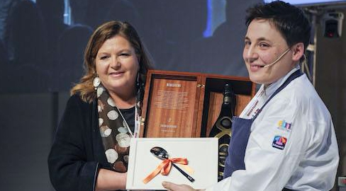 <p>Premio Identità Donna ad <strong>Antonia Klugmann </strong>dell'<em>Argine</em> di Vencò a Dolegna del Collio (Gorizia). Premia <strong>Cristina Ziliani</strong>, responsabile della comunicazione di <em>Guido Berlucchi</em>.</p>
