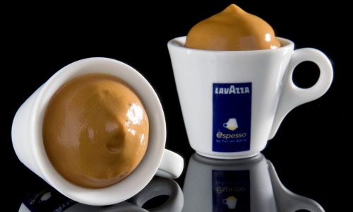 &Egrave;spesso, il primo espresso solido della storia realizzato da Ferran Adri&agrave; con il Team Lavazza nel 2002. Tutte le creazioni di coffe design realizzate negli anni dall'azienda torinese in collaborazione con i pi&ugrave; grandi chef si potranno degustare in occasione del Fuori Salone milanese presso la temporary location Lavazza Experience in via Savona 50 Milano, dove il pubblico potr&agrave; scegliere e provare la miscela preferita e partecipare agli incontri di food&design. Tutte le informazioni nel sito Lavazza