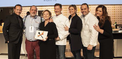 <p><em>Dom Pérignon</em> ha siglato L'Omaggio ai 50 anni di attività della <strong>famiglia Cerea </strong>di <em>Da Vittorio</em> a Brusaporto (Bergamo). Da sinistra a destra, con Paolo Marchi, <strong>Francesco, Bruna</strong> (moglie del fondatore Vittorio), <strong>Enrico, Rossella, Roberto e Barbara Cerea</strong>.</p>