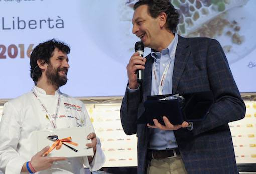 <p>Il premio Piatto dell'anno è stato assegnato a "Ricchezza e povertà" di <strong>Matias Perdomo</strong>, chef di <em>Contraste</em> a Milano. A premiarlo, <strong>Cesare Baldrighi</strong>, presidente del <em>Consorzio di Tutela Grana Padano</em>.</p>