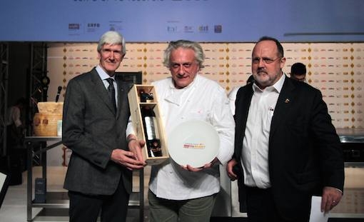 <p>E' <b>Davide Scabin</b> (<i>Combal.zero</i> a Rivoli ma anche <i>Blupum</i> a Ivrea e Mulino a Vino a New York) il cuoco dell'anno. Lo premia <b>Casimiro Maule</b>, direttore della cantina <i>Nino Negri</i>, gruppo <i>Giv</i></p>