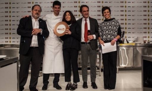 Premio creativit&agrave; in cucina a Massimiliano Alajmo, chef e patron delle Calandre a Rubano (Padova), premiato da Piero Gabrieli e Chiara Quaglia di Molino Quaglia. Con loro, Paolo Marchi e Francesca Barberini
