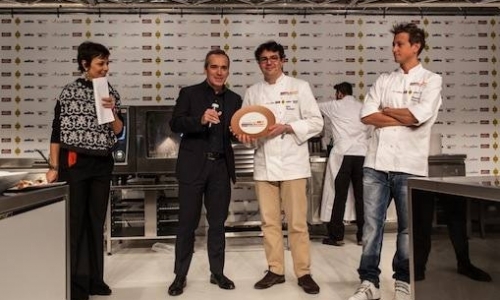 Premio Birra in Cucina a Fabio Barbaglini dell'Antica Osteria del Ponte alla Cassinetta di Lugagnano (Milano). Con lui, Alfredo Pratolongo, direttore Comunicazione a Affari istituzionali di Heineken Italia. A destra, Christian Milone, chef della Gastronavicella di Pinerolo (Torino), vincitore della seconda edizione del Premio Birra Moretti Grand Cru
