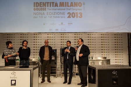 Il presidente dell'Ente bilaterale nazionale del turismo e vicepresidente di Fipe Alfredo Zini consegna il premio Identit&agrave; Vincenti a Milano a Enrico Merli McClure e Giovanni Ruggieri, direttore e chef del ristorante Il Refettorio di Milano