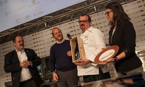Roberto Filippelli, responsabile marketing e comunicazione di Fontanafredda, premia Massimo Spigaroli, Artigiano del Gusto 2013, chef e patron dell'Antica Corte Pallavicina a Polesine Parmense (Parma)