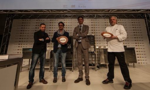 Davide Scabin del Combal.Zero di Rivoli ("Pasta e insalata", portata salata) e Nino Di Costanzo del Mosaico del Terme Manzi a Ischia ("Napul &eacute;", portata dolce), premiati per il Piatto dell'anno da Cesare Baldrighi, presidente del Consorzio Grana Padano. All'estrema sinistra, Antonino Maresca, pasticcere dietro a Di Costanzo