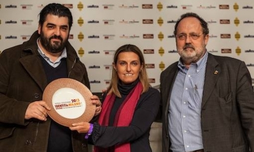 Tonino Cannavacciuolo, chef di Villa Crespi sul Lago D'Orta in Piemonte, premiato da Sara Peirone, Responsabile Top Gastronomy di Lavazza: &egrave; suo il Premio Tipicit&agrave; Italiana in Cucina
