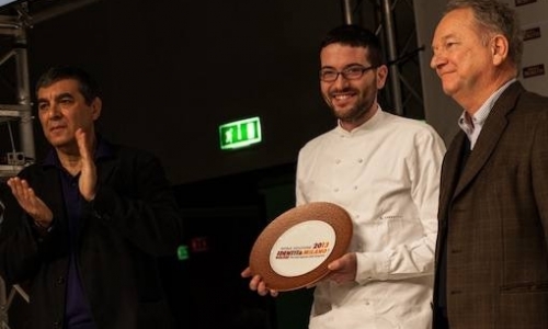 Giuseppe Iannotti del ristorante Kresios di Telese Terme (Benevento) riceve il premio Vent'Anni da Clement Vachon, International relations, events and communication manager di San Pellegrino. A sinistra Claudio Ceroni di Magenta Bureau