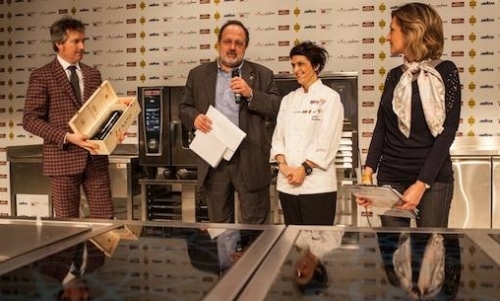La chef di Glass Hosteria, Cristina Bowerman, premiata da Alberto Zenato della cantina Zenato: &egrave; lei Identit&agrave; Donna 2013