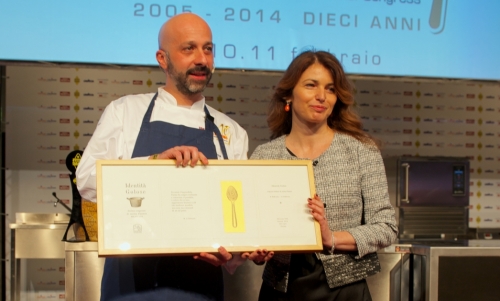 <p><b>Niko Romito</b> del <i>Reale </i>a Castel di Sangro premiato per il <i>Piatto dell'anno</i> (<i>Animelle, panna, limone e sale</i>) da <b>Elisabetta Serraiotto</b>, direttore marketing e comunicazione del <i>Consorzio Grana Padano</i></p>