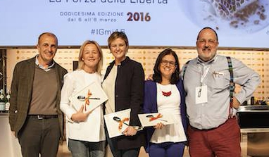 <p><strong>Martino De Rosa</strong> di <em>atCarmen</em> ha premiato <strong>Mariella Organi</strong> della <em>Madonnina del Pescatore</em> di Senigallia (Ancona), <strong>Rossella Cerea </strong>di <em>Da Vittorio</em> a Brusaporto (Bergamo), <strong>Mariella Caputo</strong> della <em>Taverna del Capitano</em> di Massa Lubrense (Napoli).</p>