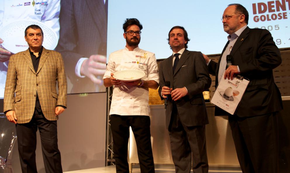 <p><b>Luciano Monosilio </b>chef del ristorante <i>Pipero al Rex </i>di Roma riceve il premio<i> Vent'Anni </i>da <b>Marco Barbieri</b>, <i>S.Pellegrino</i> international relation team. Con loro <b>Paolo Marchi</b></p>