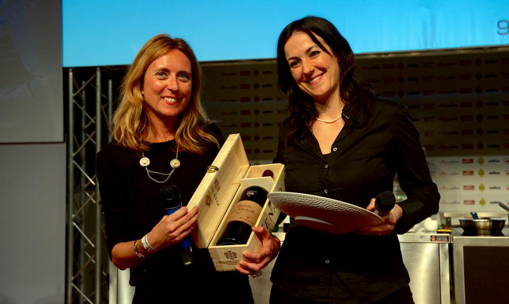 <p><b>Emanuela Tommolini</b>, chef dell'<i>Osteria Esprì </i>a Colonnella (Teramo), premiata da <b>Nadia Zenato</b> della cantina <i>Zenato</i>: è lei <i>Identità Donna 2014</i></p>