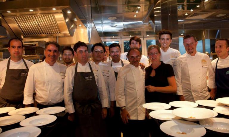 Gruppo di chef ospiti al completo nella seconda giornata dei festeggiamenti per i quarant'anni del Piccolo Lago di Verbania. In primo piano, da sinistra il secondo è Pino Lavarra, dopo di lui si riconoscono Josean Alija, Yoji Tokuyoshi, Vladimir Mukhin e il padrone di casa, Marco Sacco. Dietro di lui, i due spilungoni in secondo piano sono Giorgio Revelli e, a destra, Paolo Griffa. (Foto Paolo Picciotto)