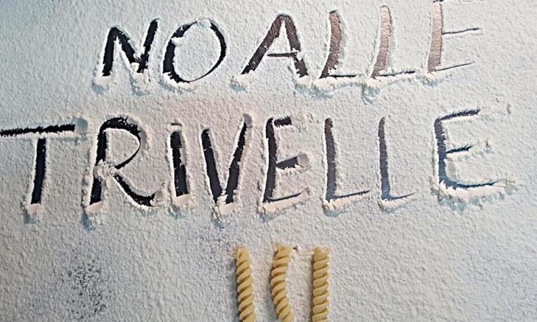 Anche il siciliano Peppe Bonsignore, de L'Oste e il Sagrestano di Licata (Ag) contro le trivelle: questa la foto che ha postato sulla sua pagina Facebook