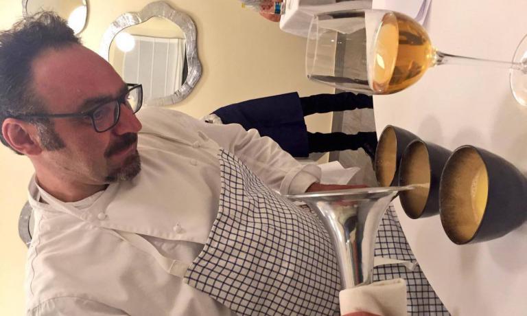 Paolo Lopriore arriva al tavolo armato di vaporiera: versa un composto di burro e gin che arricchirà un'impepata di cozze sui generis